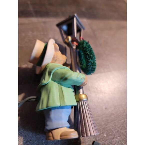 Hallmark the lamp lighter bear street lamp ornament xmas 1993 holiday - Picture 3 of 4